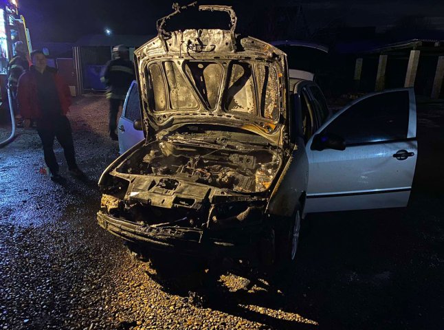 У чоловіка, який приїхав у гості до родичів на Закарпаття, загорівся автомобіль