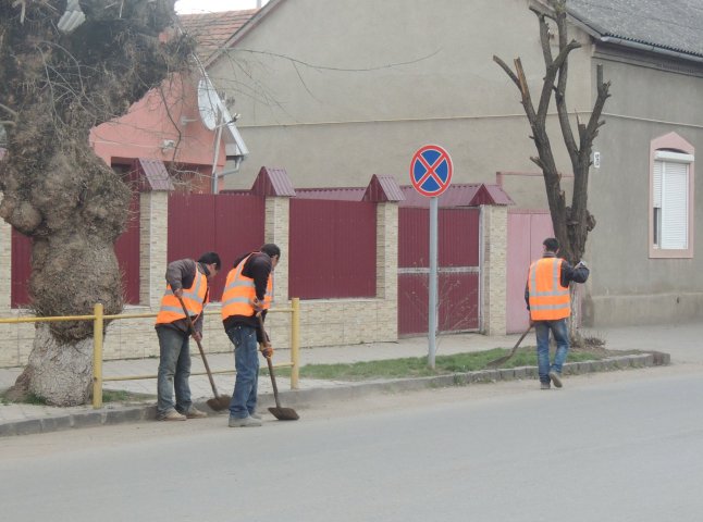 У Берегові очищують бордюри від сміття