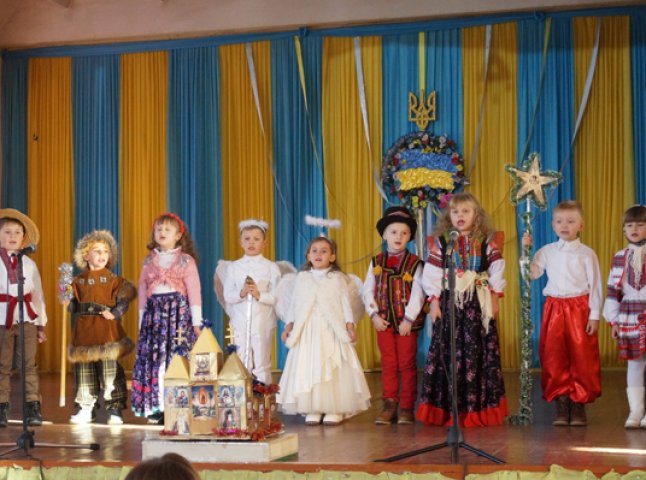 Діти з сіл Тереблянської долини колядували у Буштині