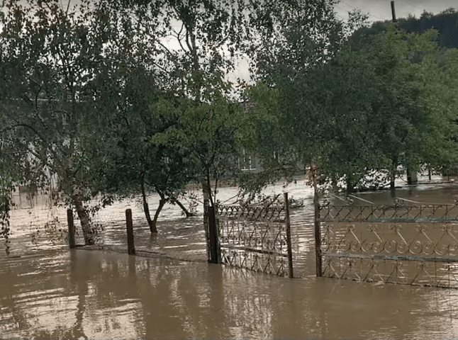 Вода в оселі – по пояс: мешканці одного з районів досі оговтуються від наслідків негоди