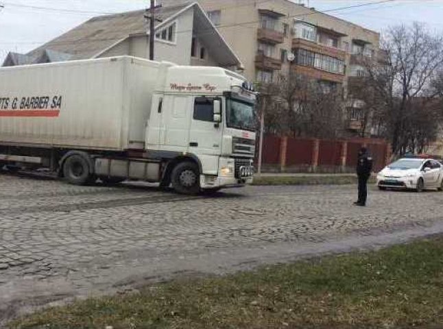 У Мукачеві поліція штрафує водіїв вантажівок, які їздять центром міста