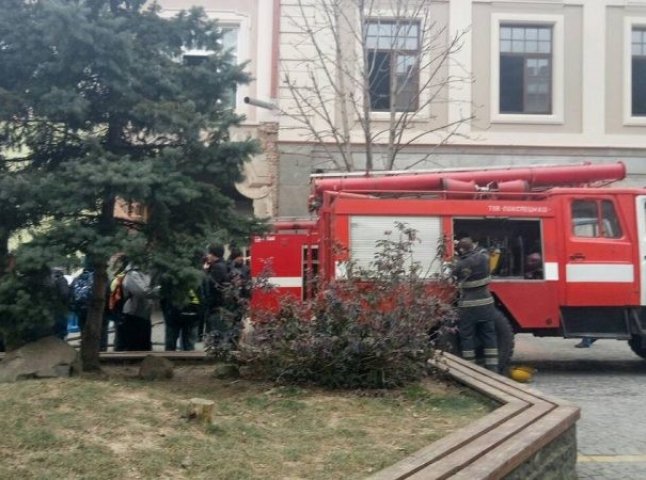 Пожежні машини у центральній частині Мукачева: рятувальники розповіли, що сталося