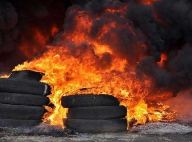 У Мукачеві невідомі підпалили шини, а у селі Карпати горіла котельня місцевого санаторію