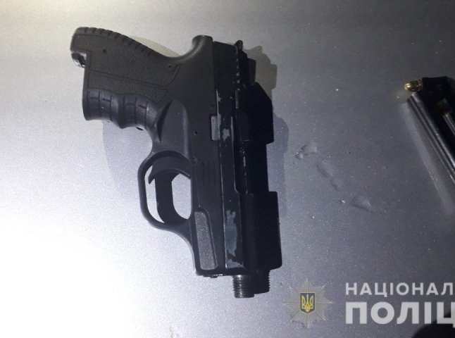 Вночі у 23-річного мукачівця знайшли пістолет