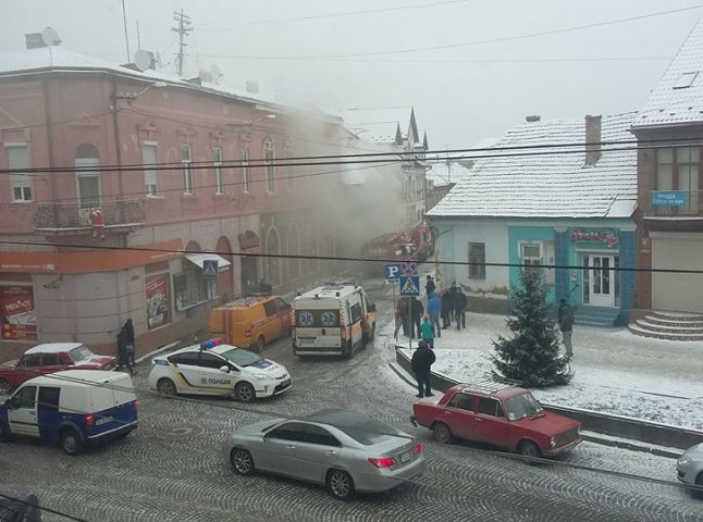 У центральній частині Мукачева пожежа, вулицю Возз’єднання перекрито