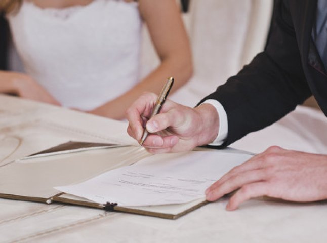 В Україні хочуть кардинально змінити процедуру реєстрації шлюбів та розлучень