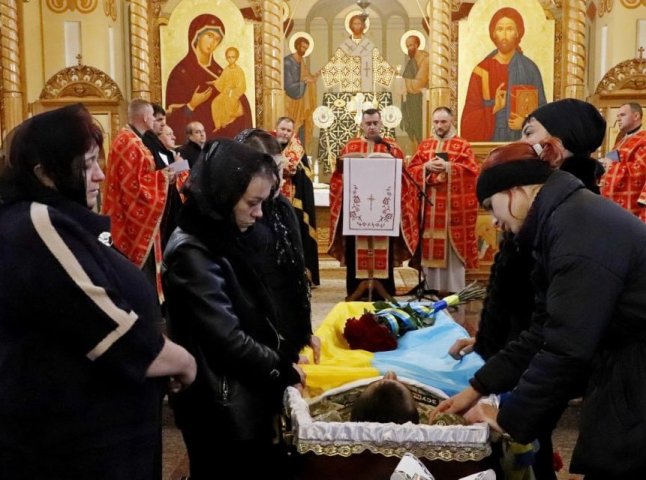Мукачево в жалобі попрощалось з молодим воїном, яких поляг на війні Мукачево в жалобі попрощалось з молодим воїном, яких поляг на війні