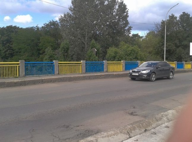 Націоналісти Ужгорода фарбували один з транспортних мостів обласного центру (ФОТО)