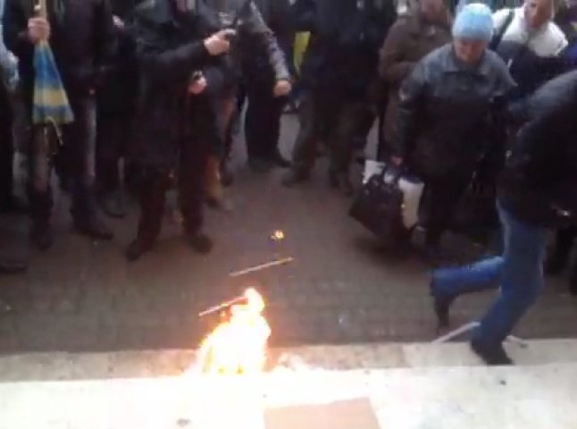 Біля Мукачівської РДА люди спалили портрет Януковича