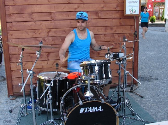 Задля допомоги дітям барабанщик влаштував у центрі Хуста імпровізований концерт