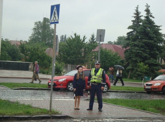 ДАІ та юні інспектори руху Мукачівщини спільно патрулюють (ФОТО)