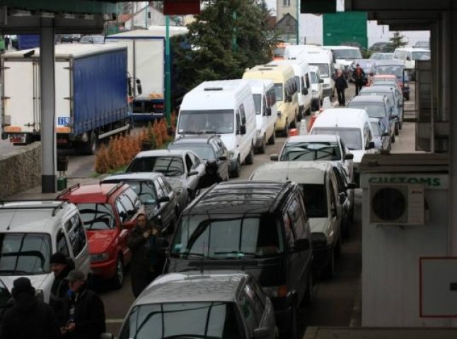 На митному посту біля румунського кордону скупчились вантажівки з Росії