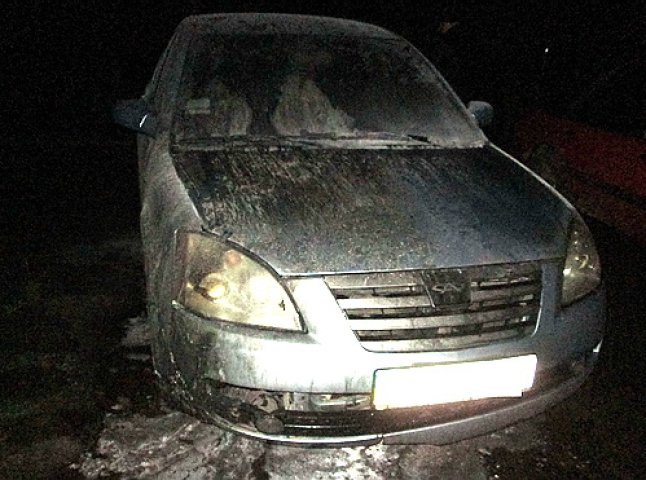 Мукачівські правоохоронці заговорили про черговий підпал автомобіля (ФОТО)