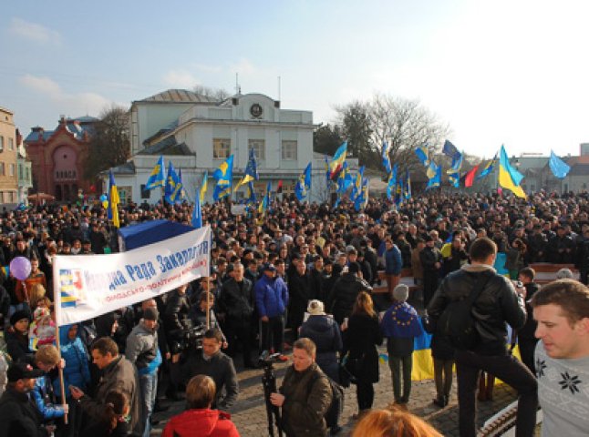 В Ужгороді студенти продовжують мітингувати (ВІДЕО)