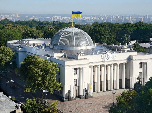 Про зарплату, звільнення та відпустку під час війни: в Україні ухвалили важливий закон