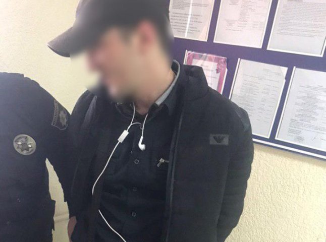 Двоє чоловіків побили в Ужгороді перехожих та забрали в одного телефон