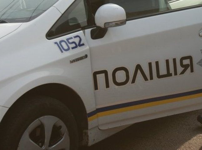 Сліди крові та скло: патрульні розповіли, що вночі накоїли в Ужгороді