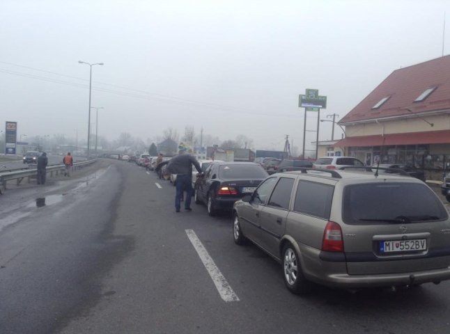 На КПП "Тиса", що на україно-угорському кордоні утворилась величезна черга