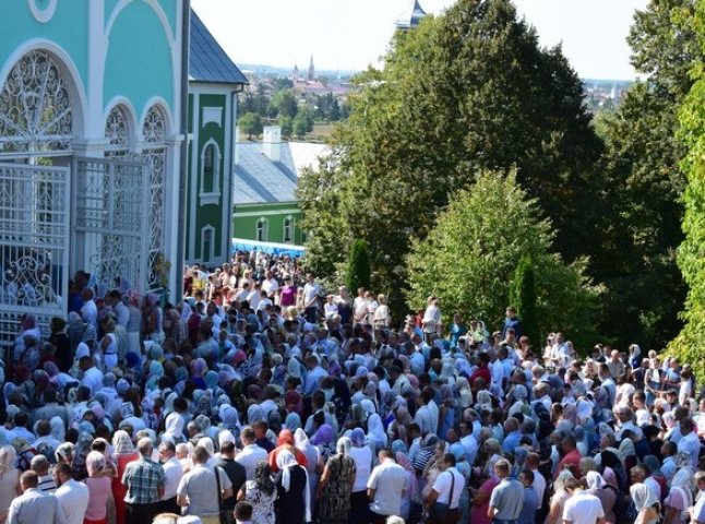 Мукачево святкує Успіння Пресвятої Богородиці: у монастирі – тисячі вірників