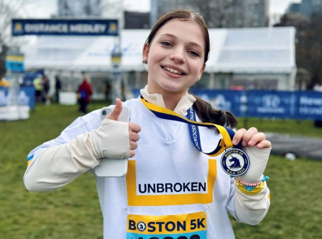 «Наша гордість»: 12-річна українка пробігла Бостонський марафон на протезах