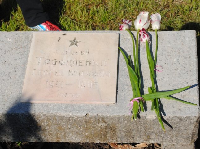 Мукачівські ветерани та школярі поклали квіти до могил воїнів Другої світової війни (ФОТО)
