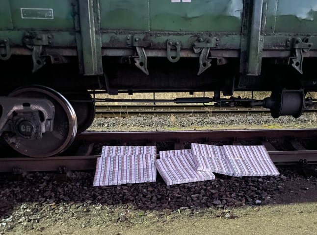 Закарпатські митники виявили контрабанду сигарет у залізничному вагоні