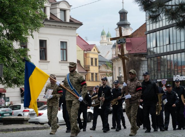 В Ужгороді поховали Героя, який минулого року став на захист України В Ужгороді поховали Героя, який минулого року став на захист України