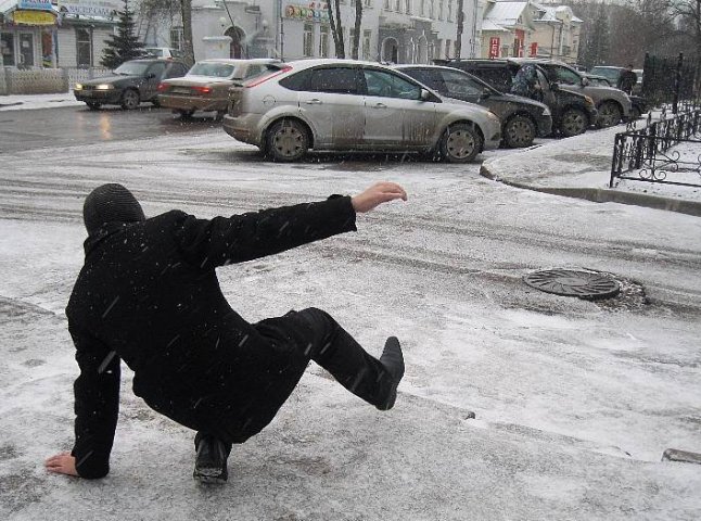 Втриматись на льоду: ужгородські тротуари перетворились на ковзанки