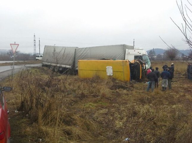 Неподалік Ужгорода перекинулась вантажівка з пивом
