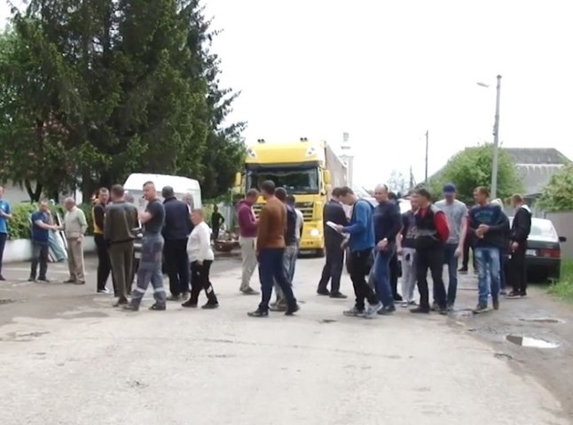 Обурені люди перекрили дорогу у Свалявському районі