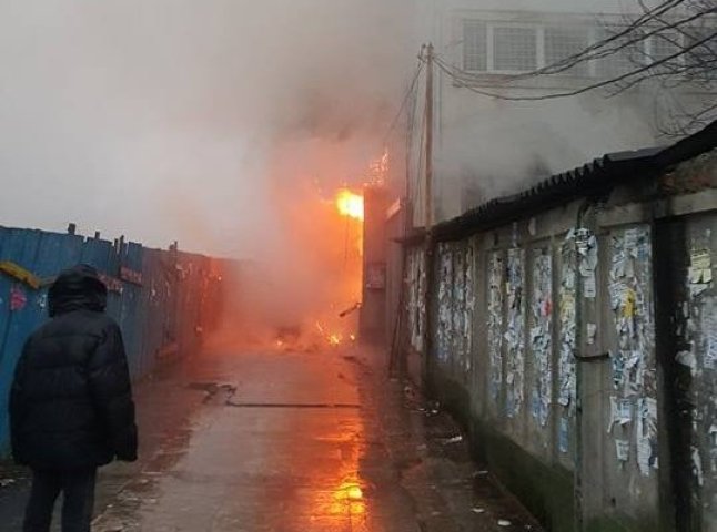 Пожежею охоплено близько 400 метрів квадратних універмагу "Україна", – рятувальники