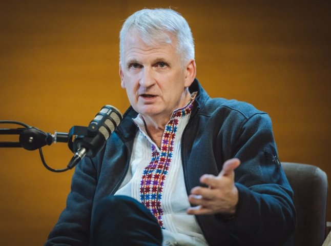 Відомий американець отримав закарпатську вишиванку в подарунок