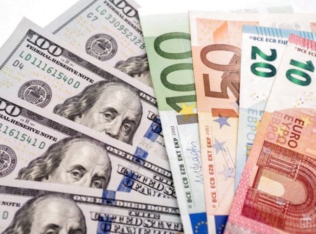 Курс валют: долар і євро продовжує рости