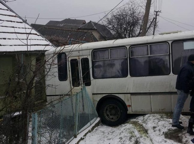 Наслідки ожеледиці: рейсовий автобус зніс огорожу і в’їхав на подвір’я