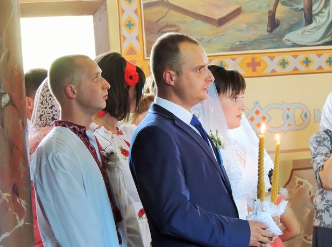 У Берегові відбулось весілля бійця АТО та медсестри