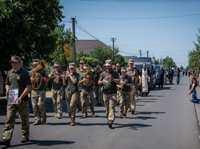 Чинадіївська громада попрощалась із молодим Героєм