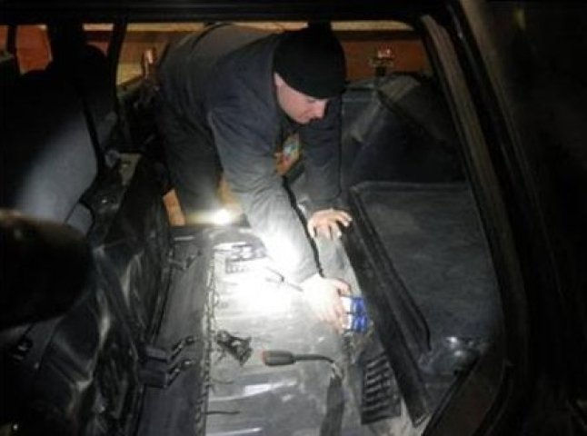 Громадянин Румунії сховав у паливному баку автомобіля сигарети і хотів перевезти їх через кордон