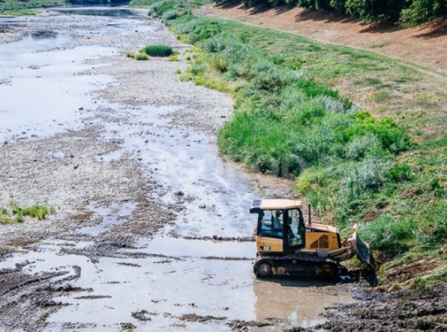 Головний «водник» Закарпаття розповів про законність чистки русла річки Уж