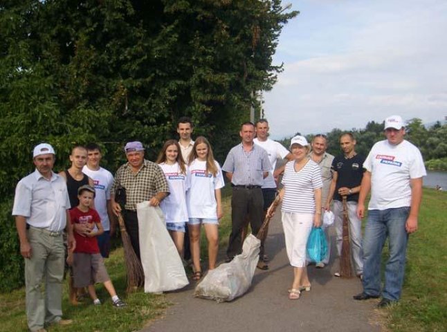У Мукачеві «Сильна Україна» прибрала набережну до приїзду паломників з усієї України