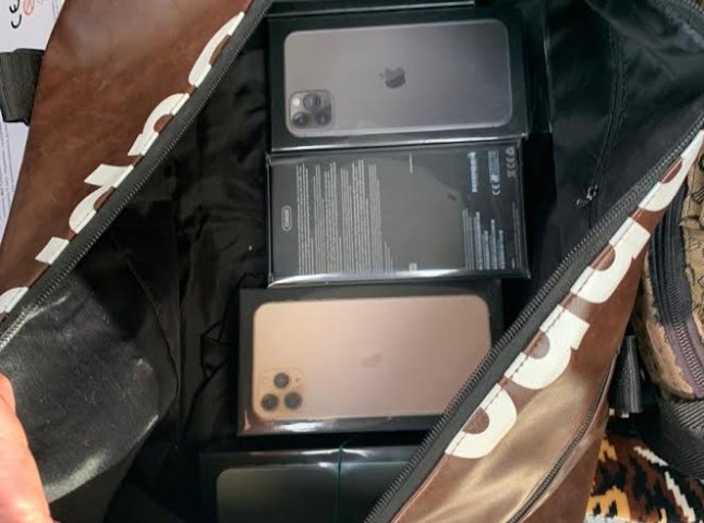 Чоловік намагався незаконно провезти через кордон 19 телефонів iPhone 