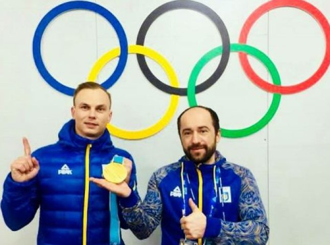 Мукачівець Енвер Аблаєв показав "золото", яке здобув його підопічний на Зимових Олімпійських іграх