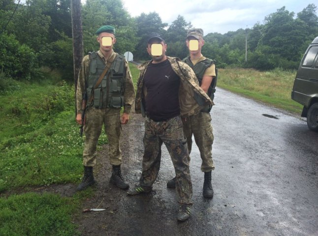 Постріли на українсько-словацькому кордоні: чоловік погрожував прикордонникам ножем