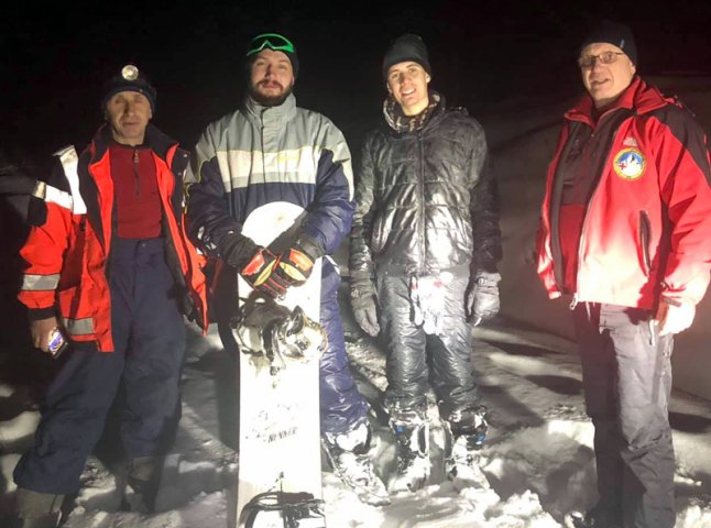 Ввечері у засніжених горах заблукали сноубордисти