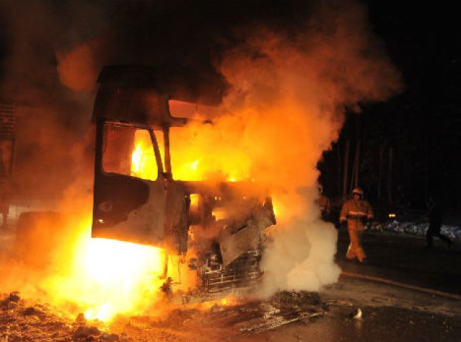 На Виноградівщині загорілась вантажівка із сербськими номерами