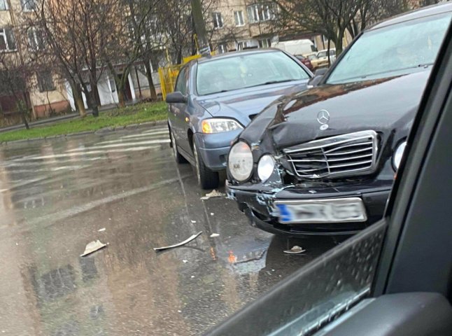 ДТП у переддень Нового року: в Ужгороді зіткнулись дві іномарки