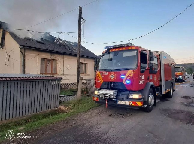 Із літньої кухні перекинулася на будинок: на Хустщині вирувала пожежа