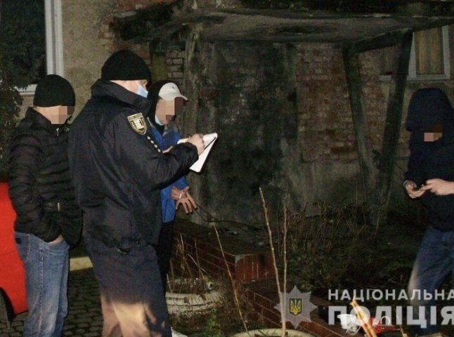 Поліцейські розповіли про посилку, яку отримав хлопець у Мукачеві 