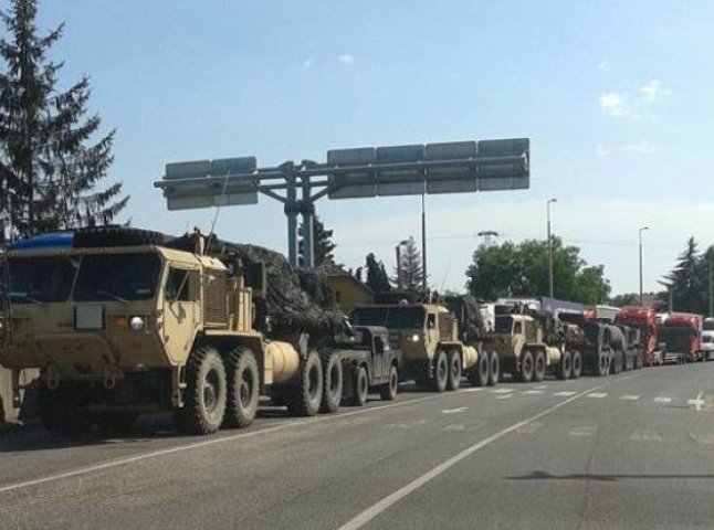 Російські ЗМІ вже по-своєму подають новину про колону військової техніки на угорсько-українському кордоні