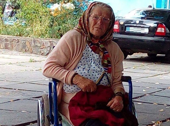 Мукачівські патрульні просять допомогти знайти жінку на інвалідному візочку