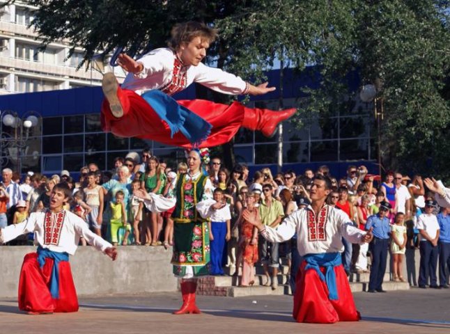 В Ужгороді на Театральній площі молодь влаштувала грандіозне танцювальне дійство (ВІДЕО)